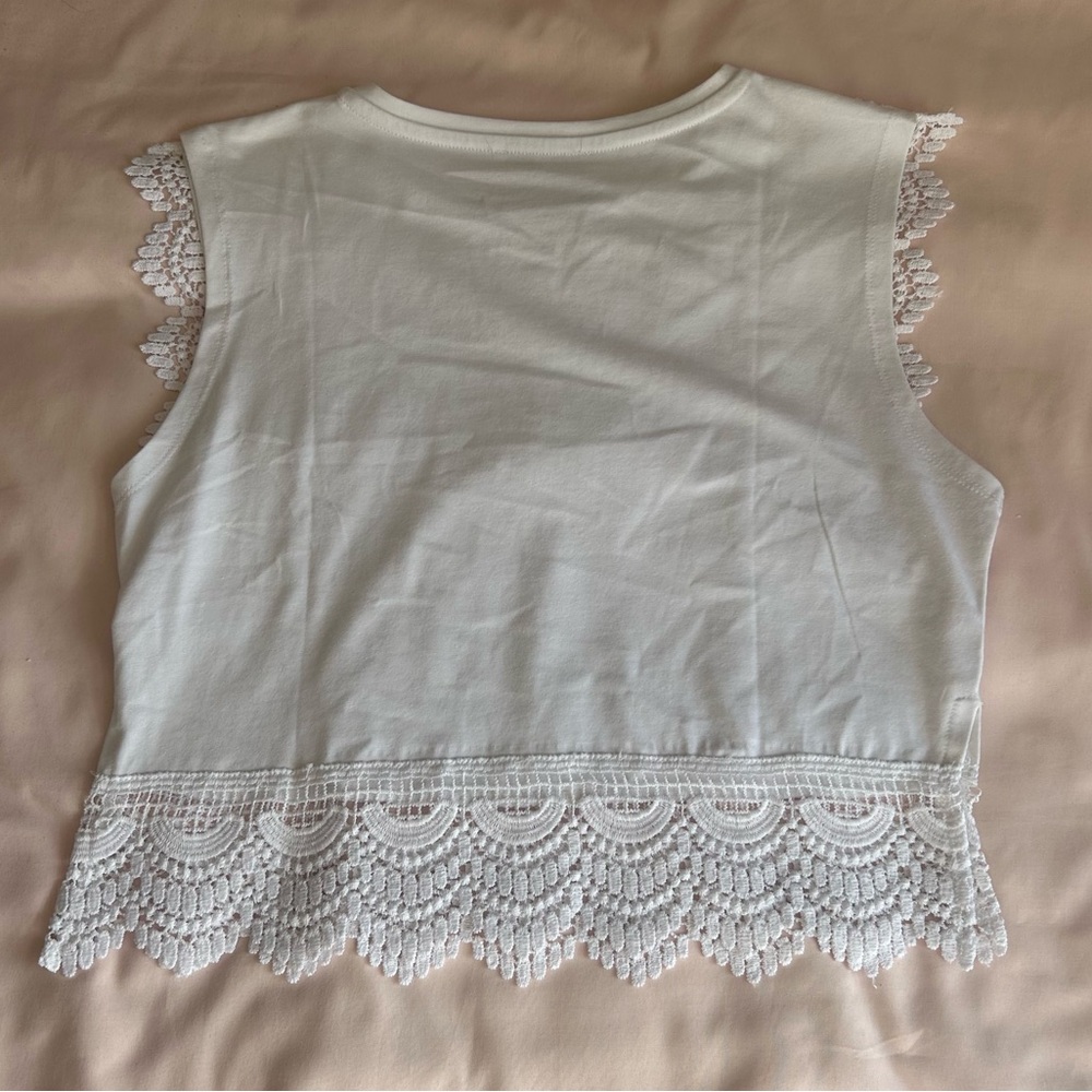 NWT Francesca’s White Lace Crochet Crop Top – Size Medium - Picture 2 of 4